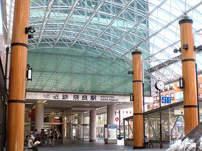 近鉄奈良駅前　大屋根の大柱
